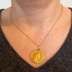 Sale Pamono French 18 Karat Yellow Gold Virgin Mary Medal Pendant Dropsy, 1950s