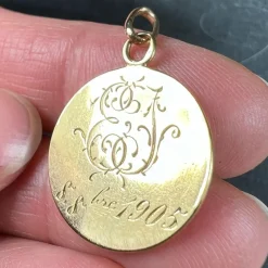 Clearance Pamono French 18 Karat Yellow Gold Madonna and Child Medal Pendant, 1890s