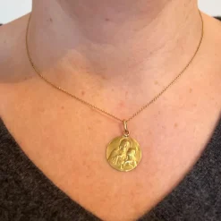 Best Pamono French 18 Karat Yellow Gold Jesus Christ Communion Medal Charm Pendant by Lasserre, 1930s
