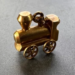 Online Pamono French 18 Karat Yellow Gold Mechanical Steam Train Engine Charm Pendant, 1950s