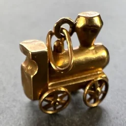 Online Pamono French 18 Karat Yellow Gold Mechanical Steam Train Engine Charm Pendant, 1950s