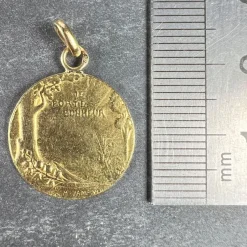 New Pamono French 18 Karat Yellow Gold Bonheur Good Luck Lucky Charm Medal Pendant, 1890s