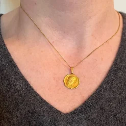 Pamono French 18 Karat Yellow Gold Virgin Mary Religious Medal Pendant, 1960s><noscript><img width=