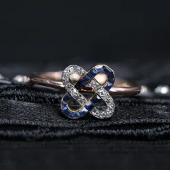 Pamono French Art Deco 18 Karat Rose Gold Staple Ring with Sapphires & Diamonds, 1920s><noscript><img width=