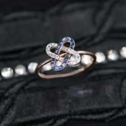 Pamono French Art Deco 18 Karat Rose Gold Staple Ring with Sapphires & Diamonds, 1920s><noscript><img width=