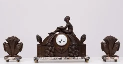 Pamono French Art Deco Clock with Stylized Birds and Garniture, 1910, Set of 3> Clocks