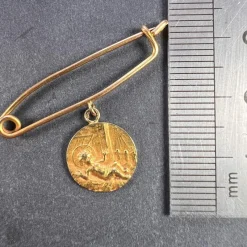 New Pamono French Baby Medal Safety Pin 18k Yellow Gold Charm Pendant Brooch, 1890s