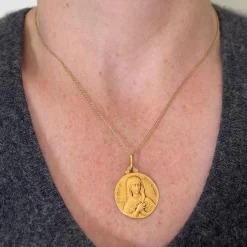 Pamono French Dropsy Virgo Gloriosa Virgin Mary Medal Pendant in18 Karat Yellow Gold, 1920s><noscript><img width=