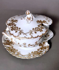 Pamono French Gravy Boat in White Porcelain with Gold Decoration from Haviland & Co. Limoges, 1902, Set of 2> Serving Dishes