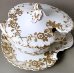 Pamono French Gravy Boat in White Porcelain with Gold Decoration from Haviland & Co. Limoges, 1902, Set of 2> Serving Dishes