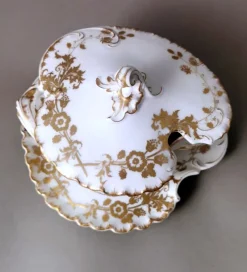 Pamono French Gravy Boat in White Porcelain with Gold Decoration from Haviland & Co. Limoges, 1902, Set of 2><noscript><img width=