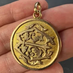 Pamono French 18k Rose Gold Ec or Ce Monogram Medal Pendant, 1890><noscript><img width=