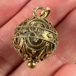 Pamono French 18k Yellow Gold Filigree Sphere Charm Pendant, 1890s><noscript><img width=