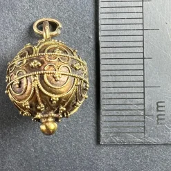 Pamono French 18k Yellow Gold Filigree Sphere Charm Pendant, 1890s><noscript><img width=