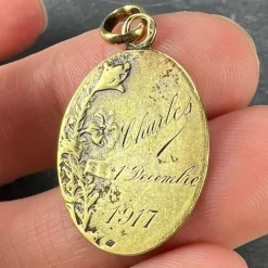 Hot Pamono French 18k Yellow Gold Virgin Mary Charm Pendant Medal from Rasumny, 1890s