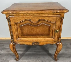 Pamono French Louis XVI Style Oak Bedside Tables, Set of 2><noscript><img width=
