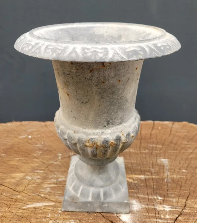 Pamono French Louvre Garden Planter in Cast Iron> Planters And Jardiniere