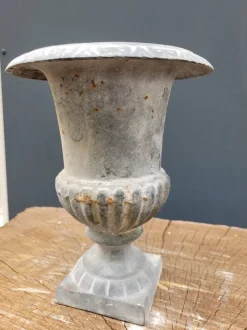 Pamono French Louvre Garden Planter in Cast Iron><noscript><img width=