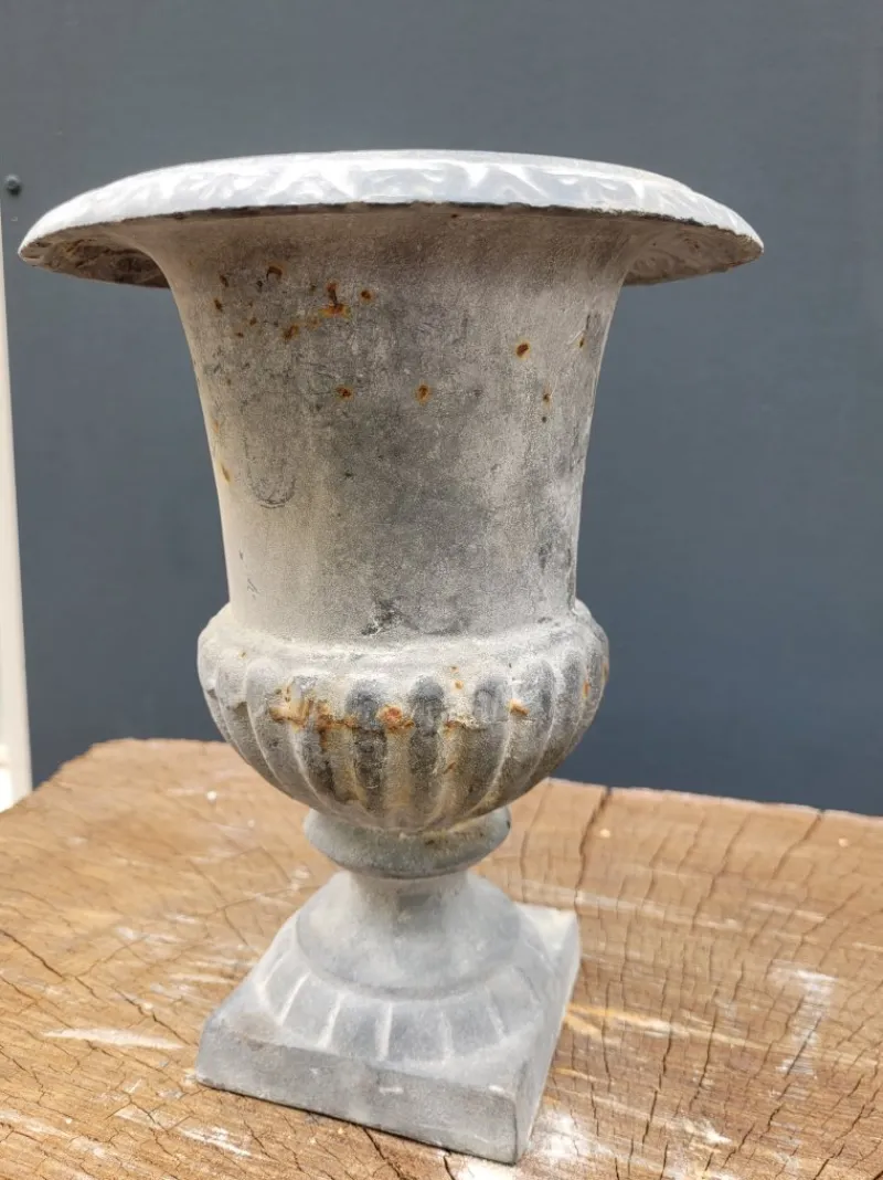 Pamono French Louvre Garden Planter in Cast Iron> Planters And Jardiniere