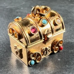 Pamono French Mechanical Treasure Chest 18k Yellow Gold Gem Set Charm Pendant, 1950s><noscript><img width=