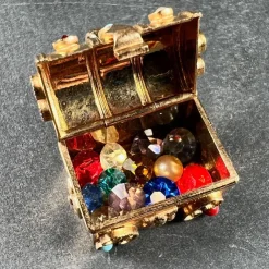 Pamono French Mechanical Treasure Chest 18k Yellow Gold Gem Set Charm Pendant, 1950s><noscript><img width=