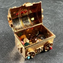 Pamono French Mechanical Treasure Chest 18k Yellow Gold Gem Set Charm Pendant, 1950s><noscript><img width=