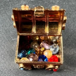 Pamono French Mechanical Treasure Chest 18k Yellow Gold Gem Set Charm Pendant, 1950s><noscript><img width=