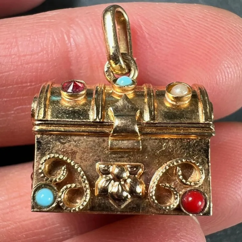 Pamono French Mechanical Treasure Chest 18k Yellow Gold Gem Set Charm Pendant, 1950s> Necklaces