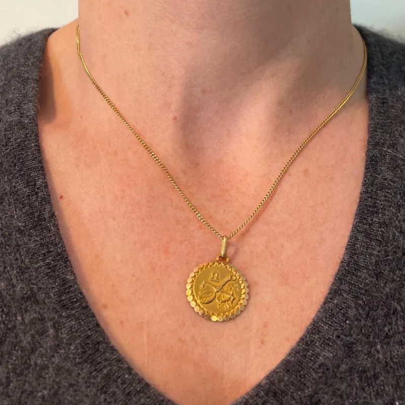 Pamono French Perroud Large Libra Zodiac Starsign 18k Yellow Gold Charm Pendant, 1930s> Necklaces