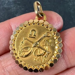 Pamono French Perroud Large Libra Zodiac Starsign 18k Yellow Gold Charm Pendant, 1930s><noscript><img width=