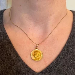 New Pamono French Perroud Virgin Mary 18k Yellow Gold Medal Pendant from Dropsy, 1930s