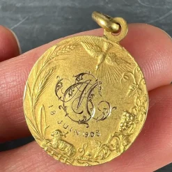 Pamono French Religious Medal Jesus Christ Holy Communion 18k Yellow Gold Charm Pendant, 1890s><noscript><img width=