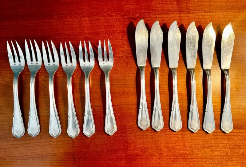 Pamono French Silver Plated Fish Cultery Filets Pattern by Sfam Lorfèvrerie De Chambly, 1920, Set of 12> Cutlery & Serving Utensils