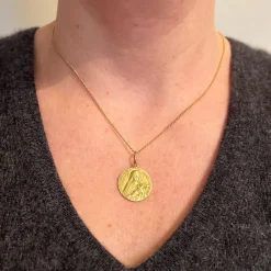 Pamono French St Therese 18k Yellow Gold Religious Medal Pendant, 1920s><noscript><img width=