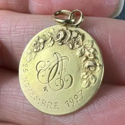 Pamono French St Therese 18k Yellow Gold Religious Medal Pendant, 1920s><noscript><img width=