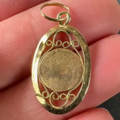Hot Pamono French Virgin Mary Filigree Charm Pendant in 18k Yellow Gold, 1890s