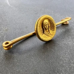 Pamono French Virgin Mary Medal Safety Pin 18k Yellow Gold Charm Brooch, 1920s> Brooches