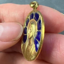 New Pamono French Virgin Mary Plique a Jour Enamel 18k Yellow Gold Pendant Medal from Pierly, 1920s