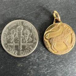 Pamono French Zodiac Leo Starsign 18k Yellow Gold Charm Medal Pendant, 1970s><noscript><img width=