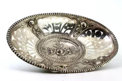 Pamono Fruit Bowl in Cut-Out Silver with Central Floral Relief and Pearly Frieze Edge><noscript><img width=