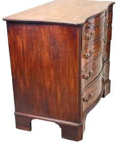Pamono George III Mahogany Serpentine Chest of Drawers, 1770><noscript><img width=