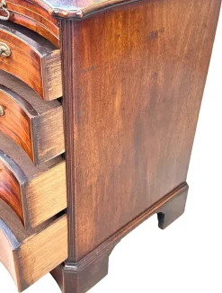 Pamono George III Mahogany Serpentine Chest of Drawers, 1770><noscript><img width=