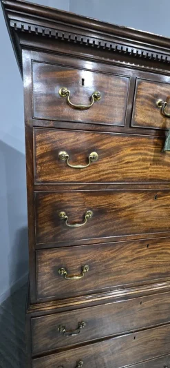 Hot Pamono Georgian Mahogany Chest on Chest of Drawers, 1750s