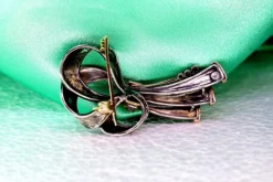 Pamono Gold and Silver Bow-Shaped Brooch with Diamond Reliefs and Chips> Brooches