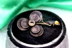Pamono Gold and Silver Flower-Shaped Brooch with Reliefs and Zirconia> Brooches