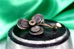 Pamono Gold and Silver Flower-Shaped Brooch with Reliefs and Zirconia><noscript><img width=
