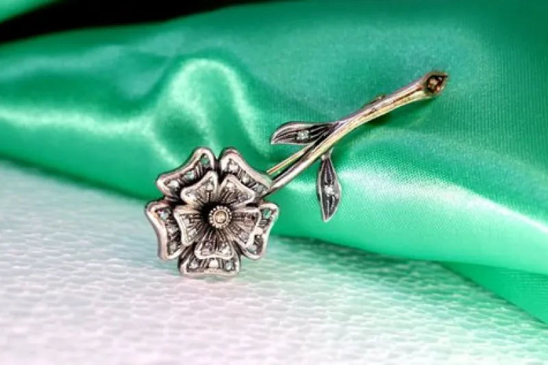 Hot Pamono Gold and Silver Flower-Shaped Brooch with Diamond Chips