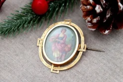 Discount Pamono Gold Brooch Cut Out with Applications
