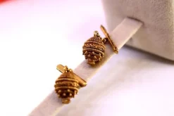 Pamono Gold Cufflinks in Filigree Pine Cone Shape and Plaited Crossbars, Set of 2><noscript><img width=