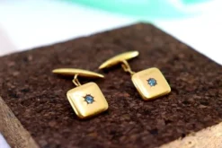 Pamono Gold Cufflinks in Square and Concave Shapes with Blue Zirconia, Set of 2> Cufflinks